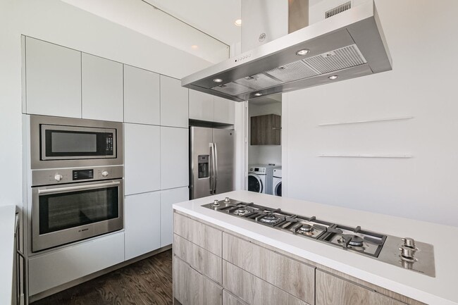 Building Photo - Welcome to this absolutely STUNNING Townhome!!