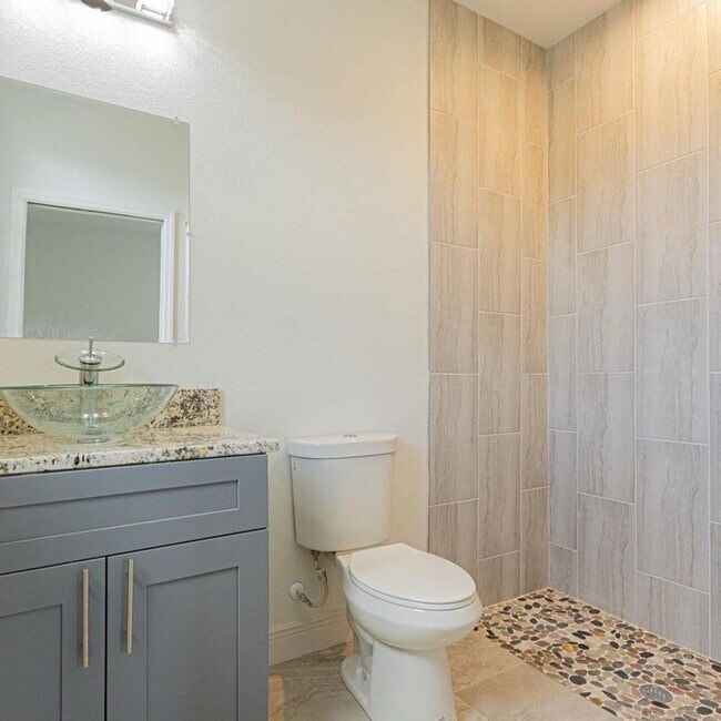 Building Photo - Huge Corner Duplex-3/2/1