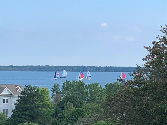 Building Photo - Gorgeous 3 Bedrooms 2 Bath Condo Lake View...