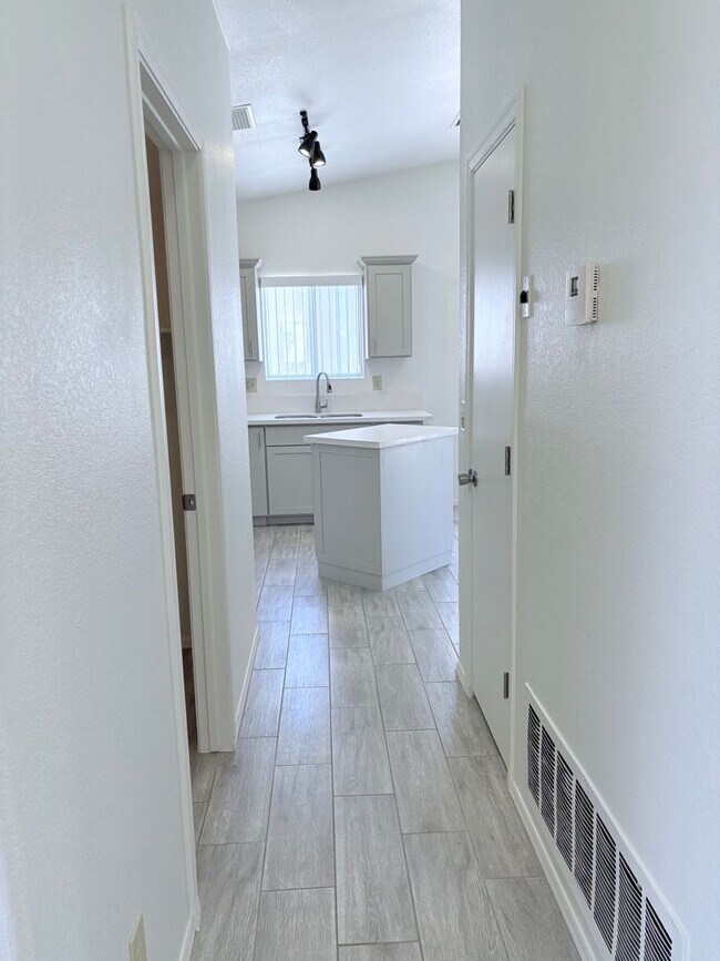 Building Photo - newly remodeled 3 bed/ 2 bath home