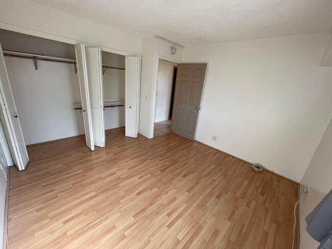 Building Photo - 2 Bedroom 1.5 Bathroom at Keoni Ana Waikik...