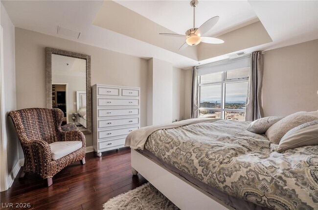 Building Photo - 150 S Las Vegas Blvd