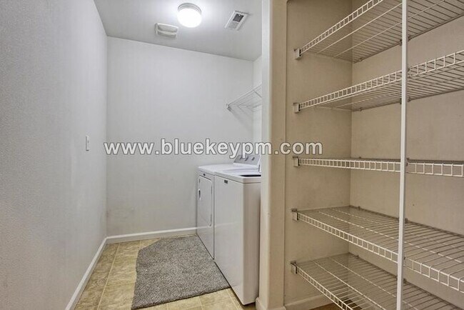 Building Photo - 3 Bed, 2.5 Bath Townhome Near Orchards Fre...