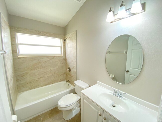 Building Photo - ? Freshly Updated Home Minutes from Disney...
