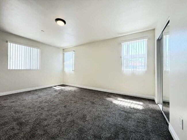 Building Photo - 116 W 50th St