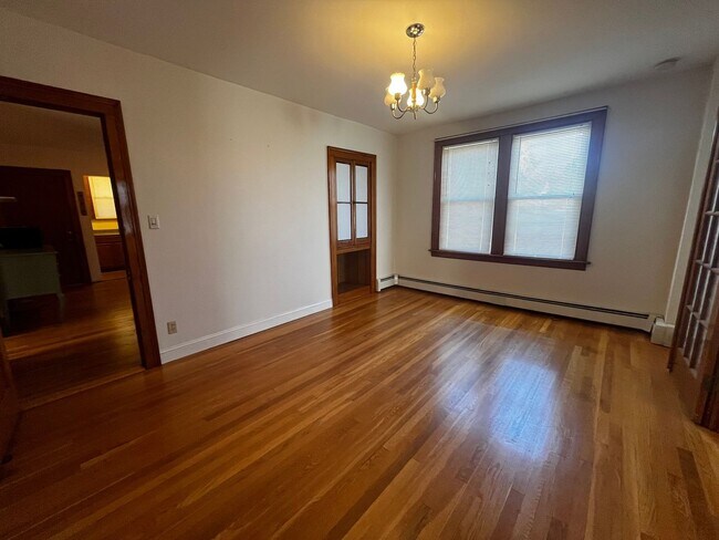 Building Photo - Inviting 2-Bedroom 2nd Floor Apartment in ...