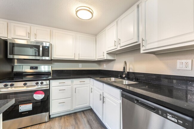 Building Photo - Modern Condo in Guard-Gated Community!