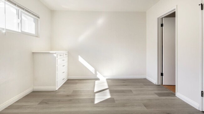 Building Photo - Chi110