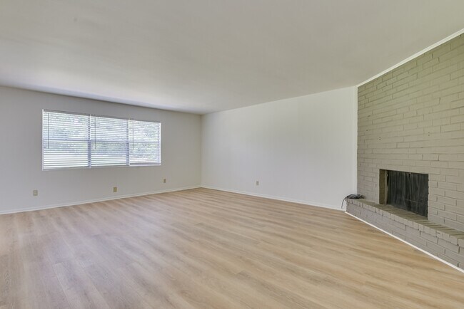 Building Photo - 4315 Parkwood Dr