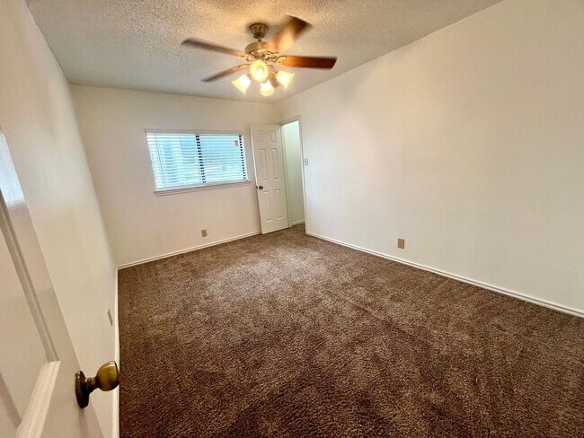 Building Photo - Spacious 3 Bedroom/2.5 Bath home with Large Game Room and Fabulous Deck ~ Move in Ready!