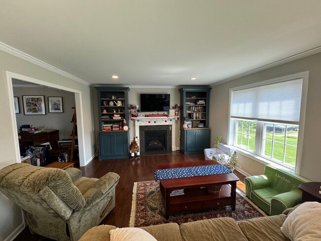 Building Photo - Beautiful 4 Bedroom Colonial