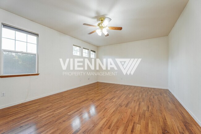 Building Photo - Spacious 4 Bedroom Home in Desirable Neighborhood