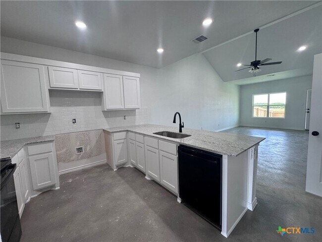Building Photo - 907 Smoke Tree Ln