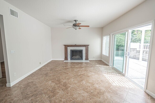 Building Photo - COMING SOON! 4 Bedroom Home for Rent in Santa Clarita!