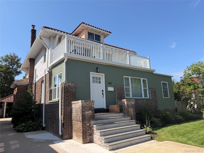 Building Photo - 646 W Beech St