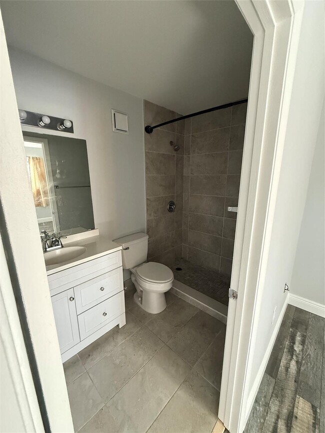 Building Photo - 320 Palm Cir E