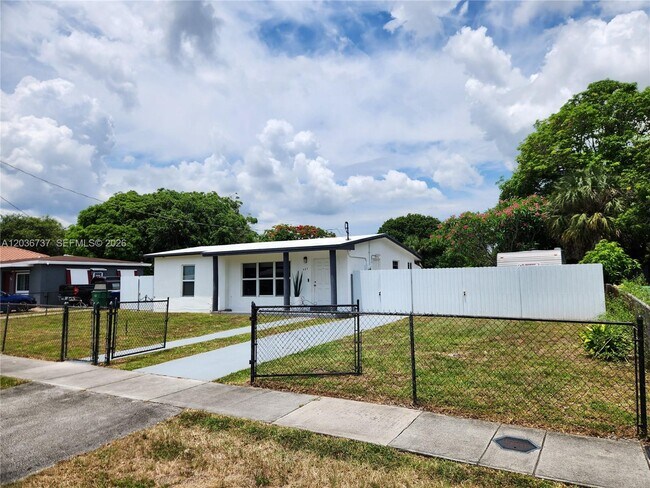 Building Photo - 721 NW 33rd Ave