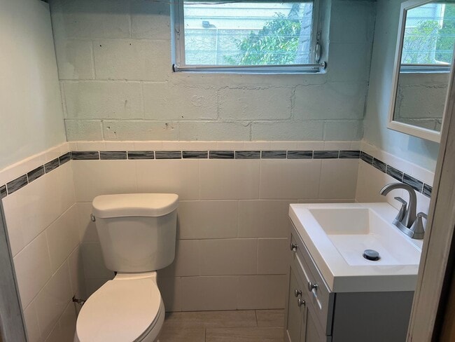 Building Photo - Updated Single Family Ranch Home with Fenc...