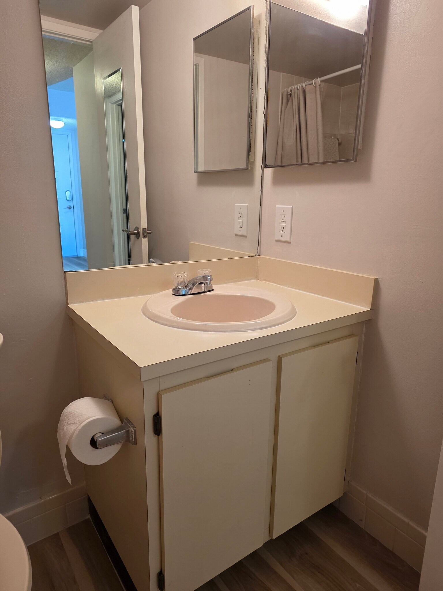 Guest bathroom - 2222 N Cypress Bend Dr