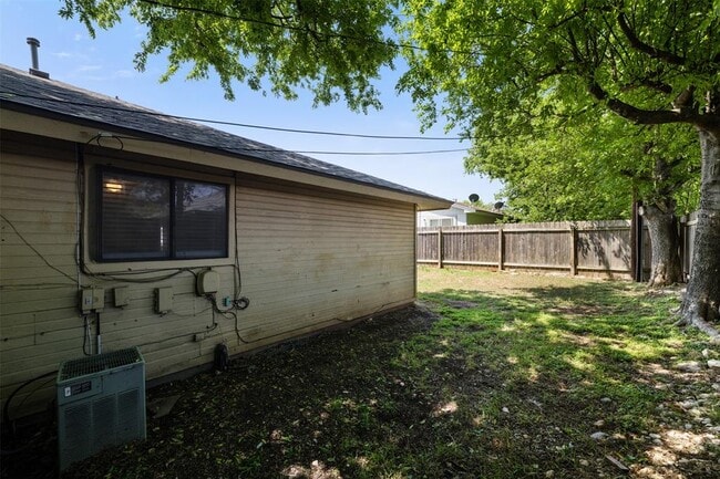 Building Photo - 608 Country Aire Dr