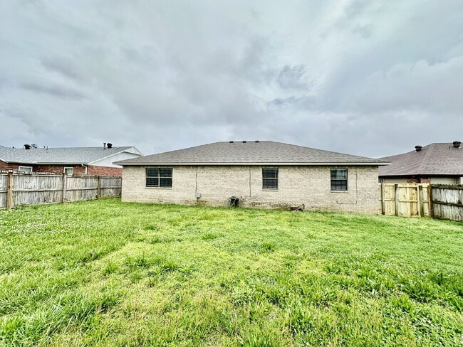 Building Photo - 2311 W Willow St