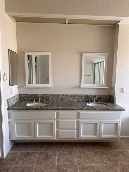 Building Photo - 17 Sarena