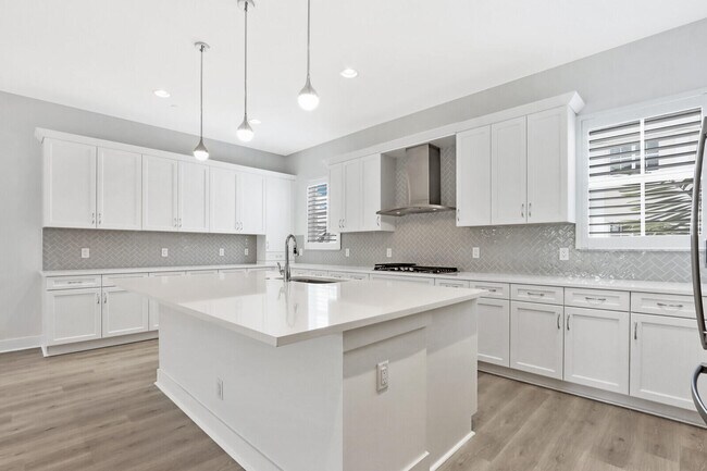 Building Photo - 12556 Gross Pointe Dr