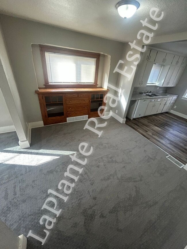 Building Photo - Bright Newly renovated Home in a Quiet West Toledo Neighborhood