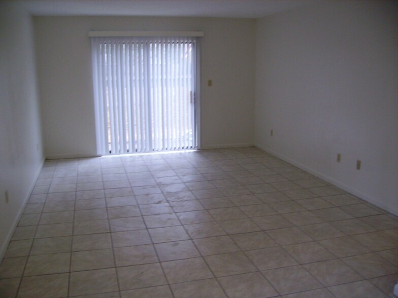 Building Photo - 653 Childers St