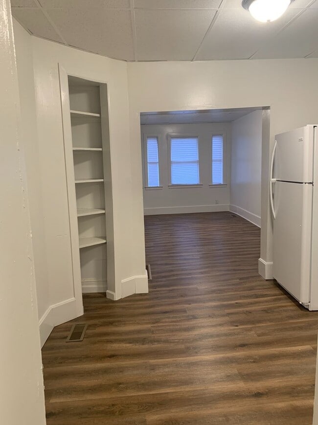 Building Photo - Video in Photos! Downtown York 2 Bedroom-1st Floor