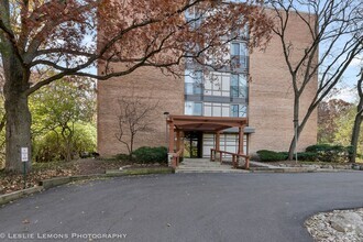 Building Photo - 5820 Oakwood Dr