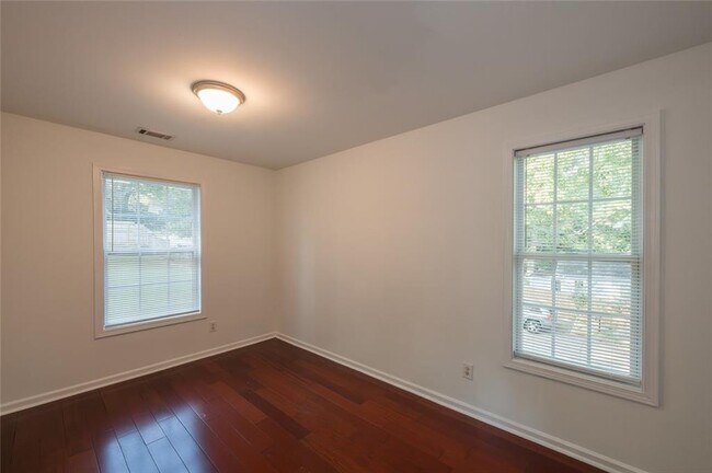 Building Photo - 1331 Memorial Dr SE