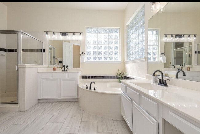 Building Photo - 9201 Royal Burgess Dr