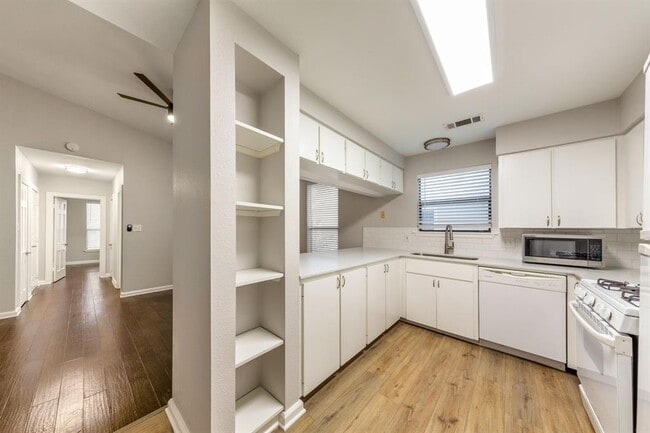 Building Photo - 406 W Johanna St