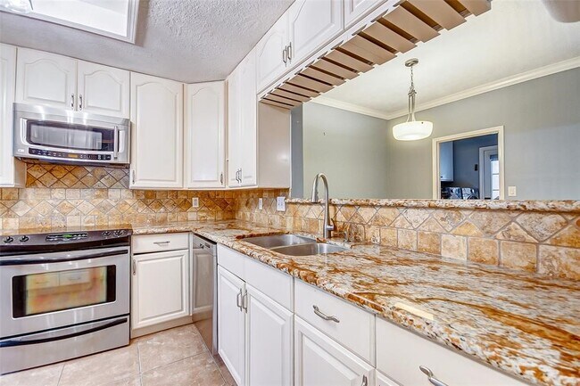 Building Photo - 10716 Briar Forest Dr