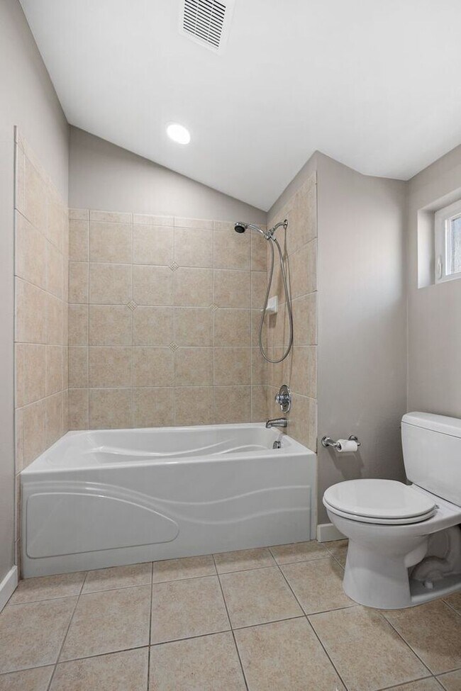 Building Photo - Immaculate Urban Townhome in Famed Alaska ...