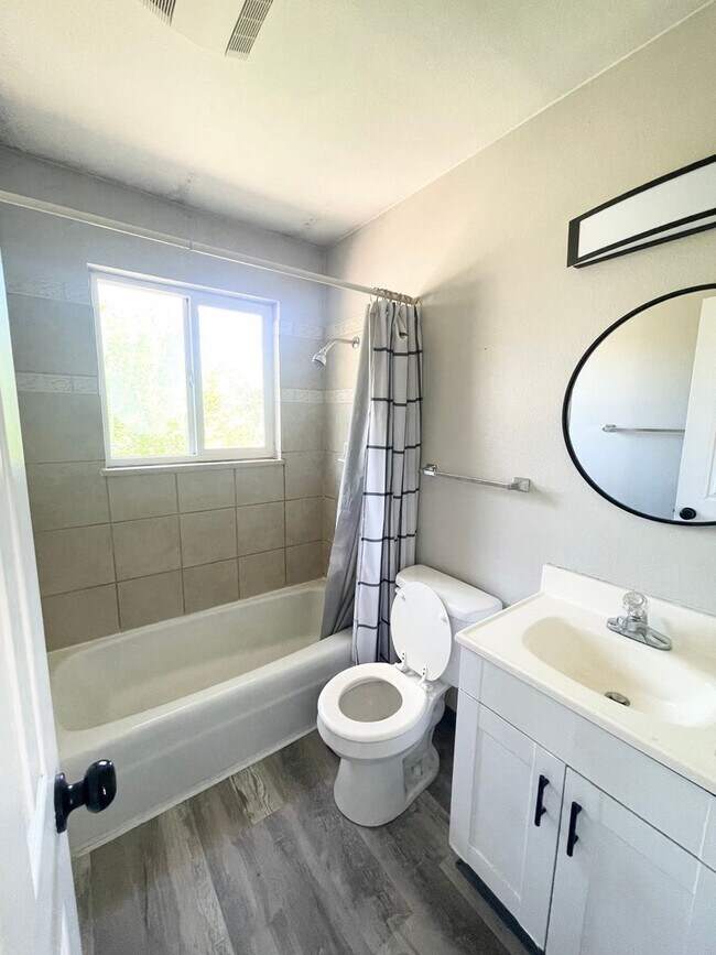 Interior Photo - 4413 Forrest Hill Rd