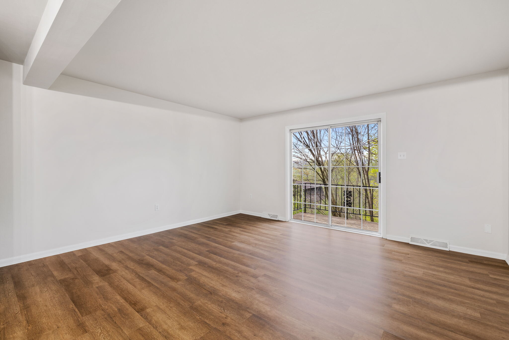 Building Photo - 216 Oakview Dr