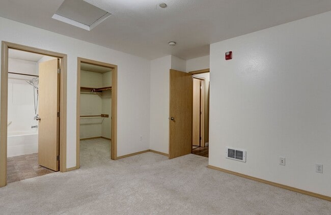 Building Photo - 3 Bed 2 Bath Second floor Condo - HALF OFF FIRST FULL MONTHS RENT!