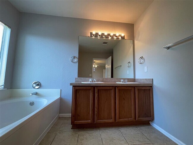 Building Photo - 208 Spruce Dr