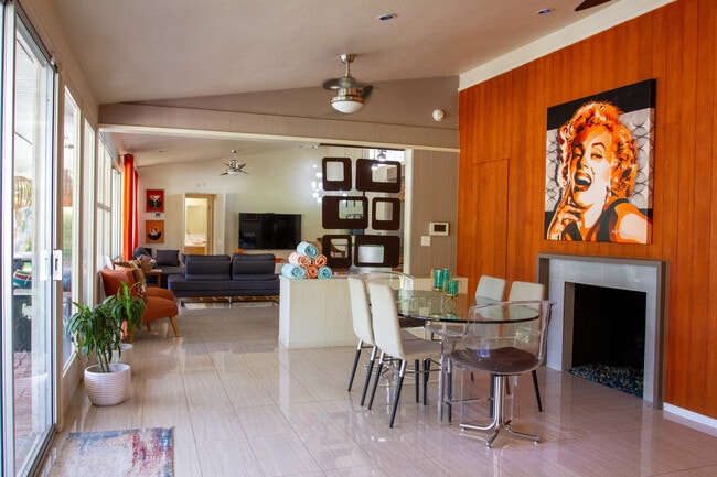 Building Photo - 1423 E San Lorenzo Rd