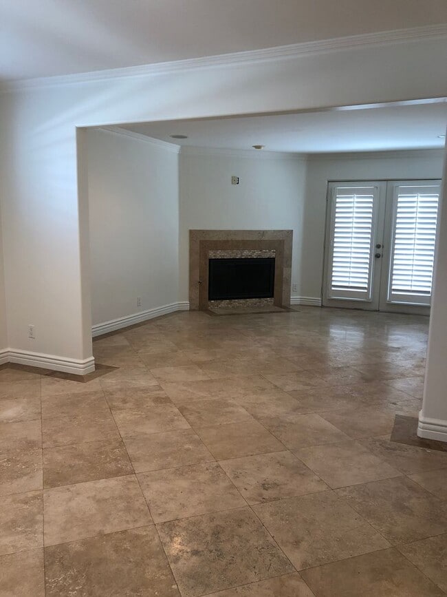Building Photo - Three-story downtown home two blocks from ...