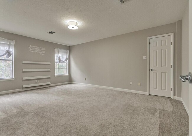 Building Photo - 47 Firethorn Pl