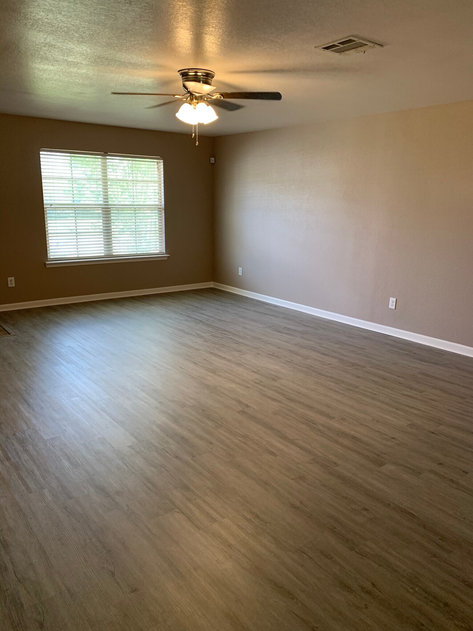 Building Photo - 39090 Prairie North Dr