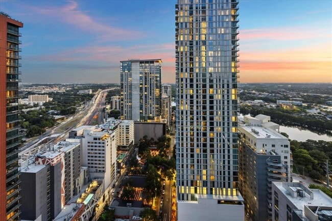 Building Photo - 610 Davis St