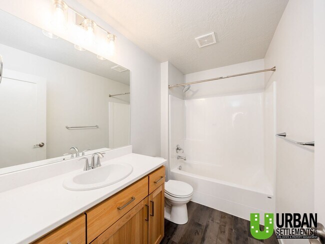 Building Photo - Woodlawn Duplex