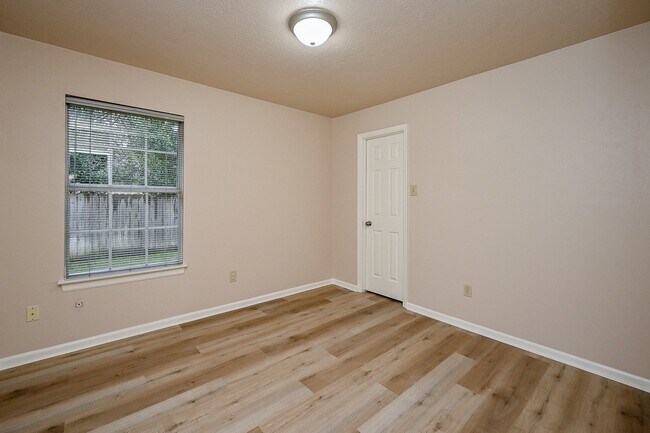 Building Photo - 72 Laughing Brook Ct