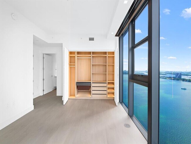 Building Photo - 700 NE 24th St