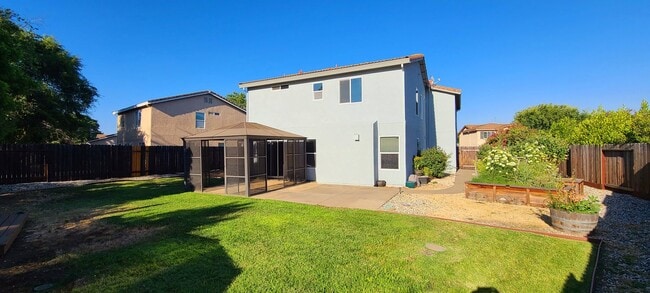 Building Photo - BEAUTIFULLY MAINTAINED SINGLE FAMILY HOME ...