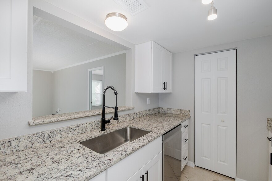 Building Photo - 464 N Paula Dr